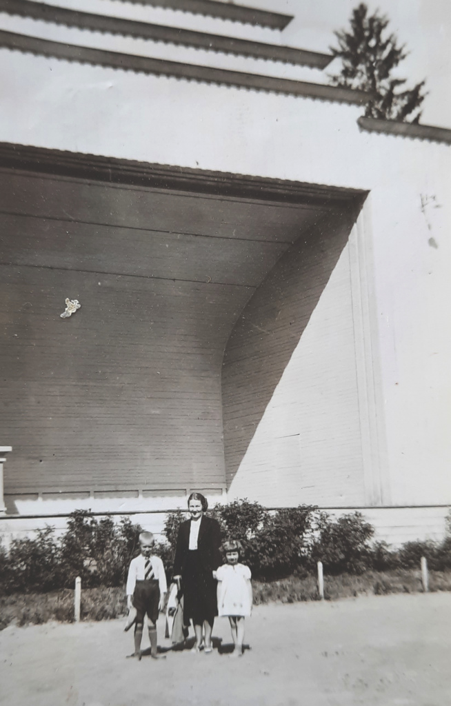 Äiti lapsineen Sortavalan laululavan edessä.