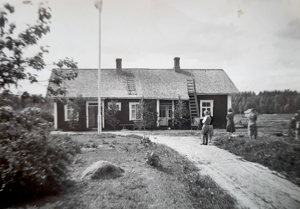 Maatilan päärakennus.