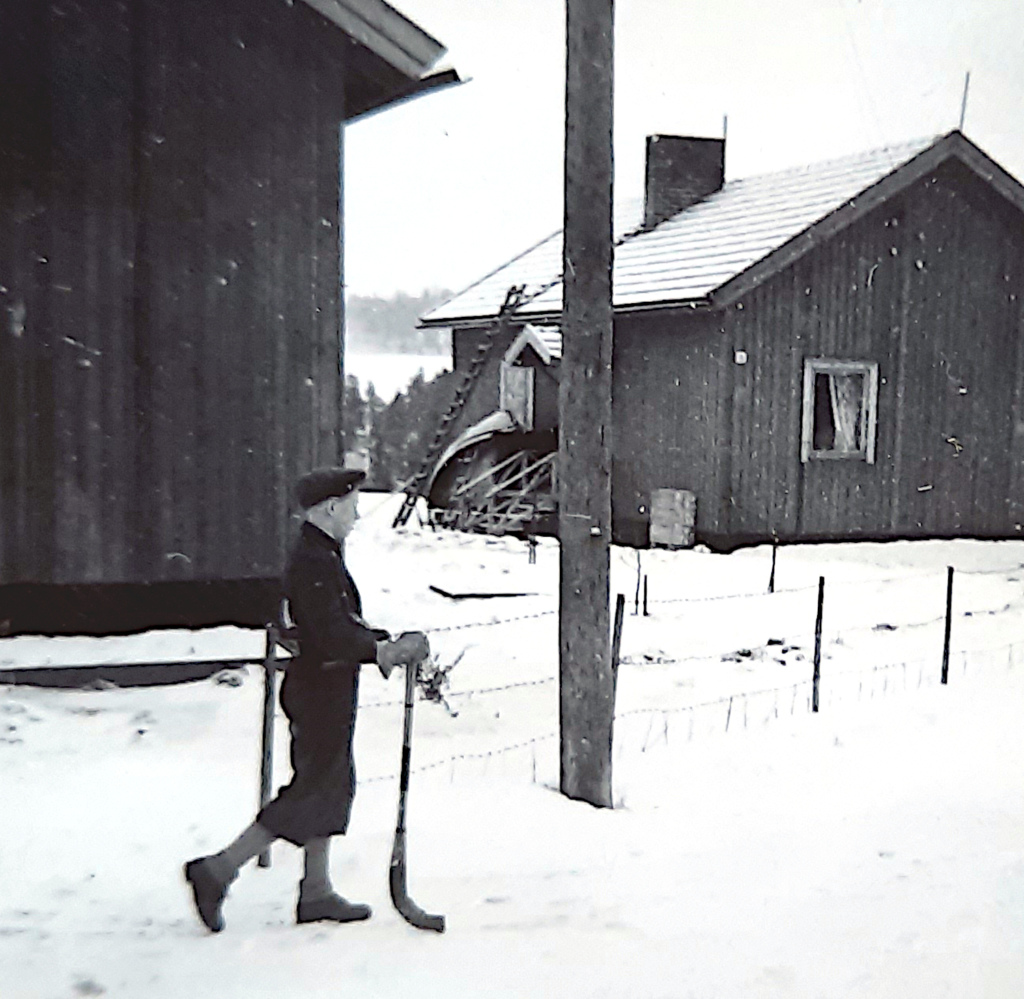 Nuorukainen jääpallomaila kädessä.