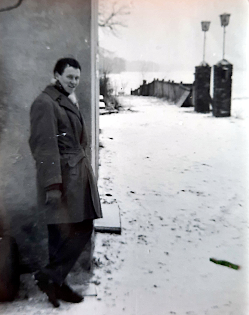 Nuori mies nojaa seinään.