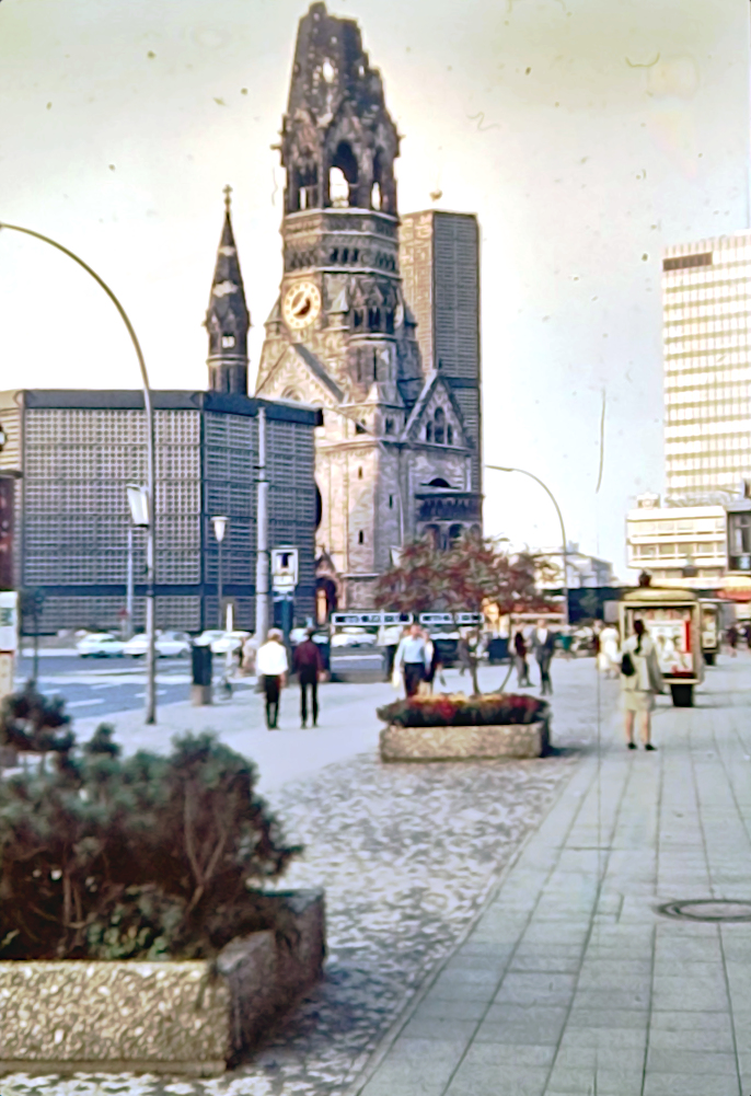 Berliinin tunnetuin kirkko uudisosineen.