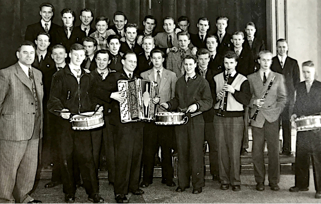 Luokkakuva, osalla oppilaista soittimet käsissä.