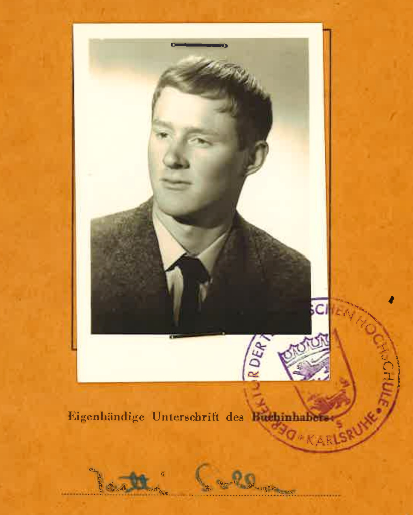 Nuori mies opisntokirjan kuvassa.