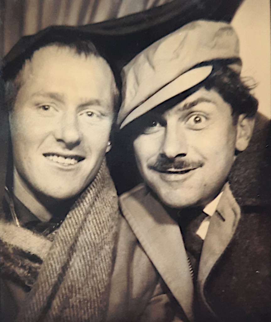 Kaksi nuorta miestä passikuvassa.