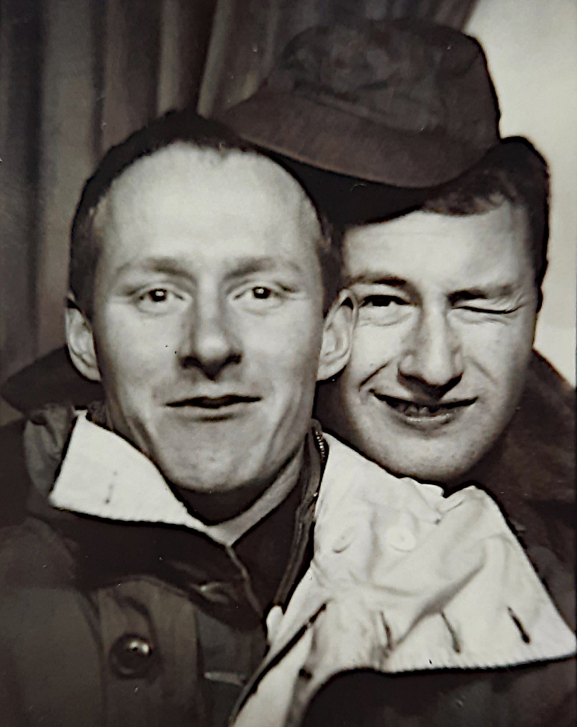 Kaksi nuorta miestä passikuvassa.