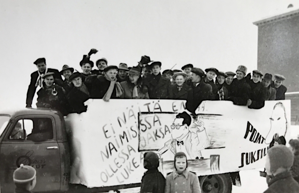 Penkinpainajaisrekka, kyydissä nuoria miehiä.