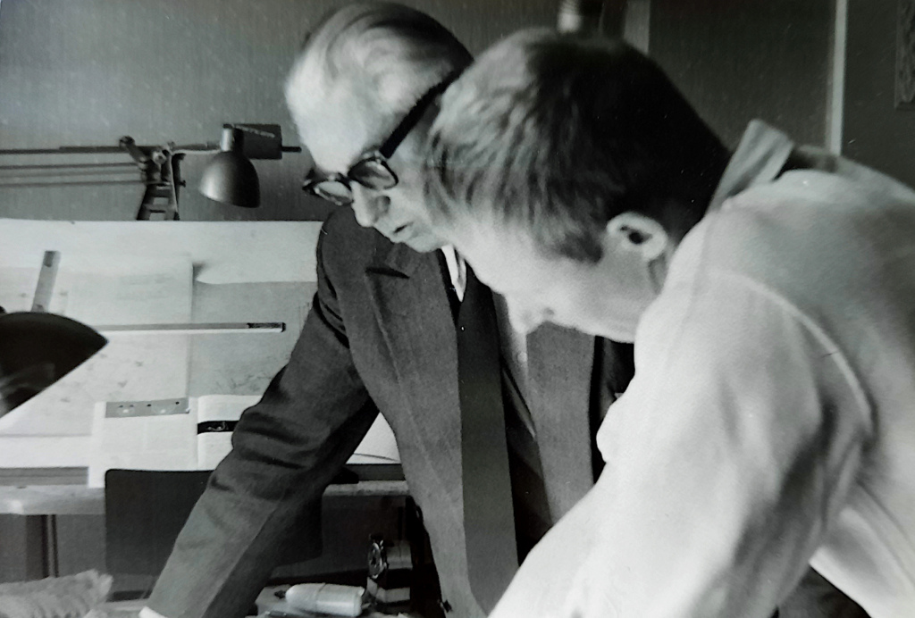 Opettaja ja opiskelija kumartuneena työn ääreen.