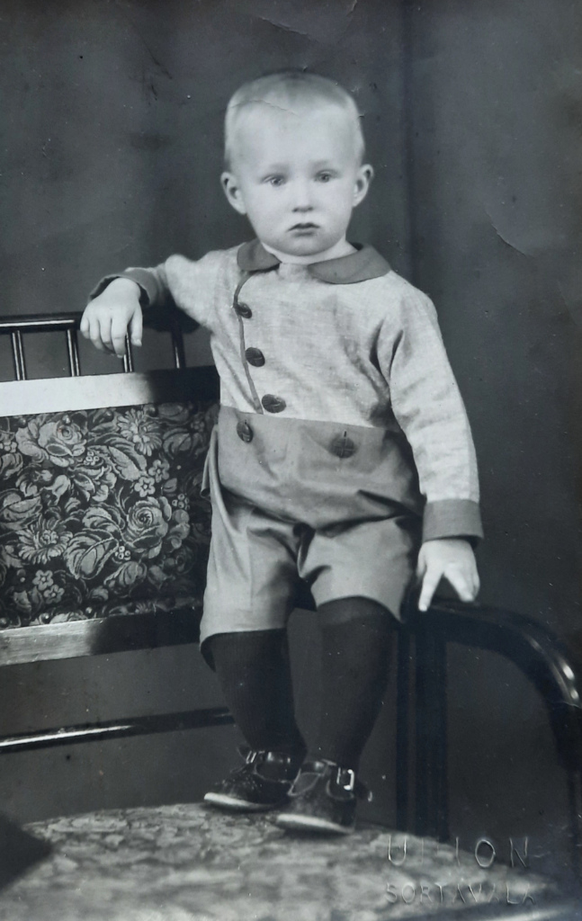 Lapsi poseeraa valokuvaamossa.