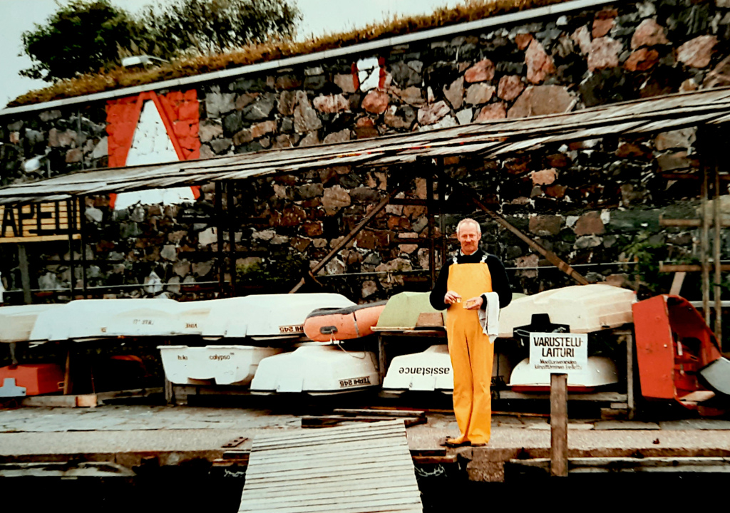 Mies venerannassa kivilinnoituksen edessä.