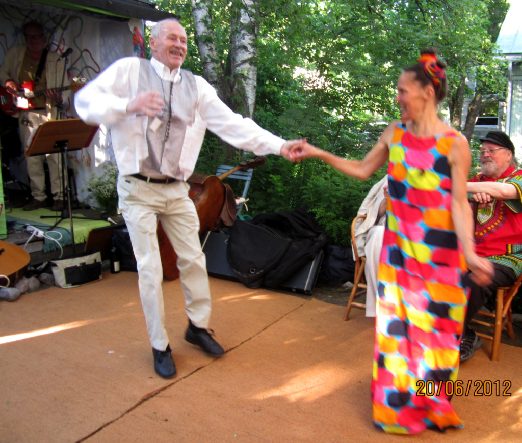 Mies ja nainen tanssivat.