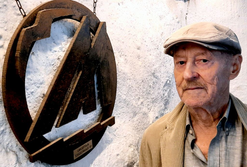 Mies ja pursiseura Merenkävijöiden seinäraliefi.