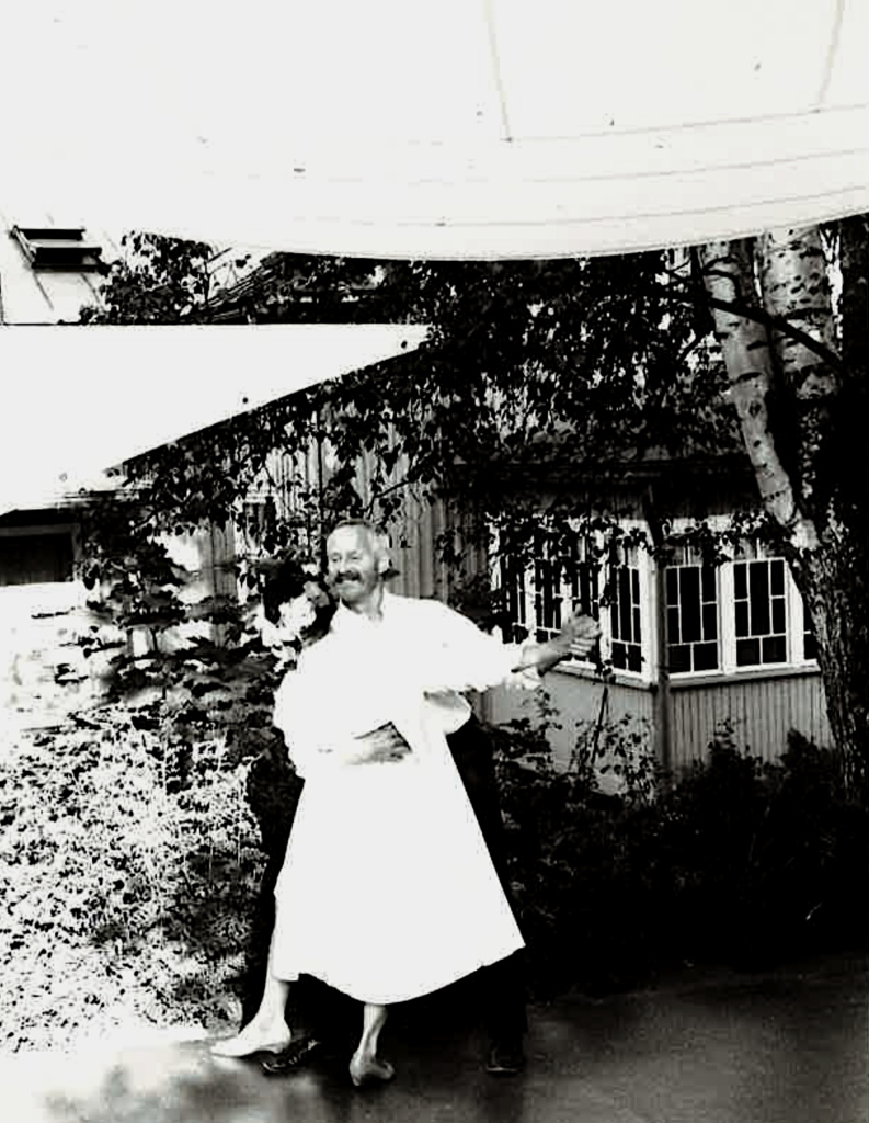 Pariskunta tanssii purjekatoksen alla.