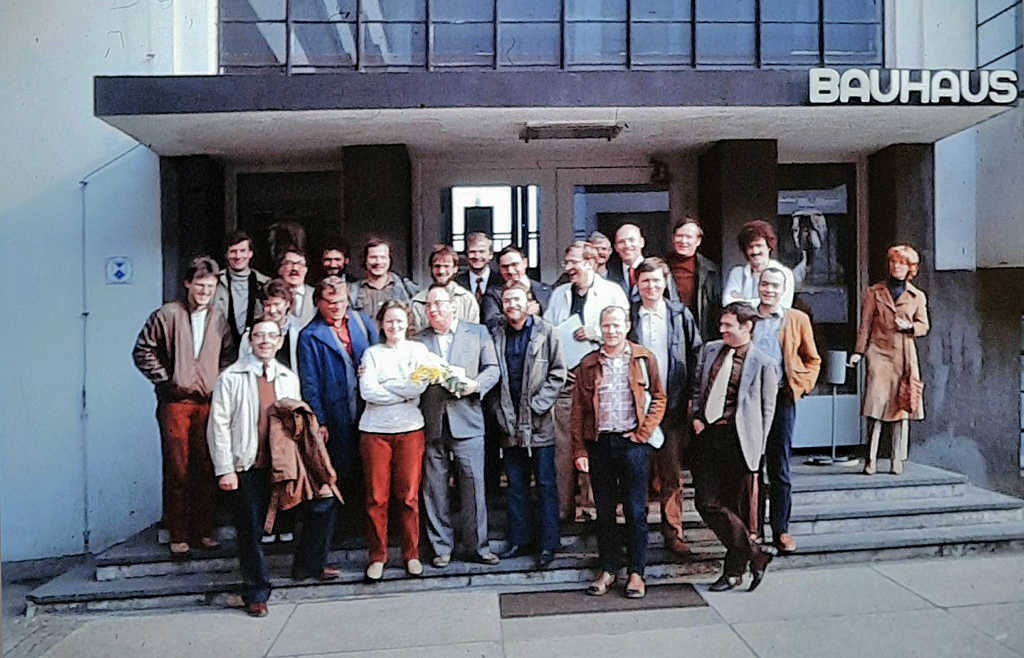 Joukko ihmisiä Bauhausin päärakennuksen edessä.