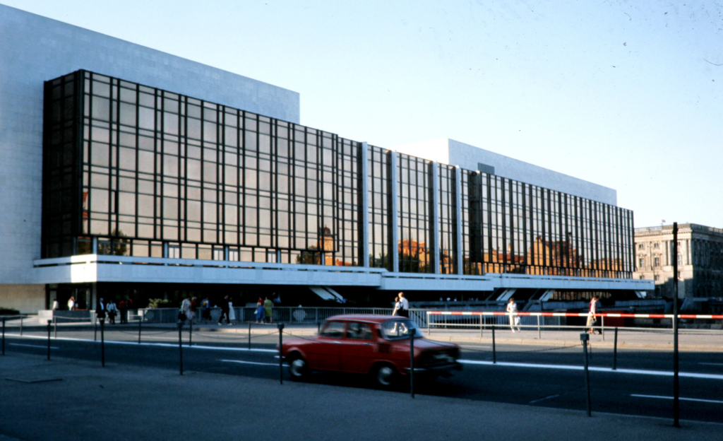 Berliinin moderni palatsirakennus.