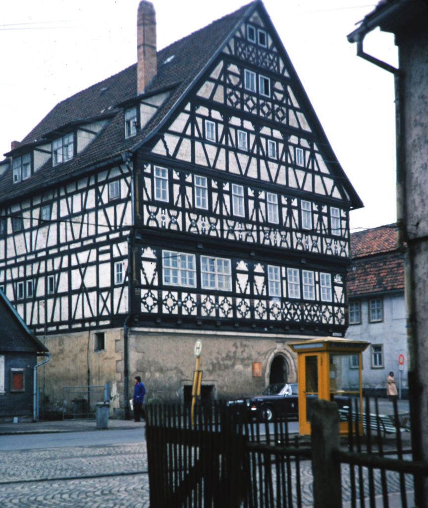 Fachwerk-tyylin komea talo.