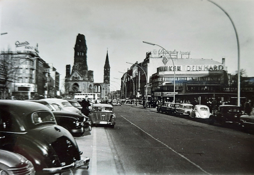 Berliinin valtaväylää, päädyssä kirkko.