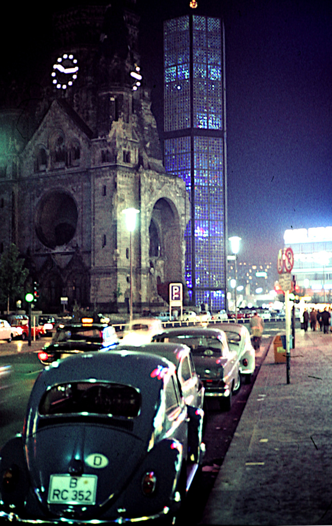 Berliinin tunnetuin kirkko iltavaloissa.