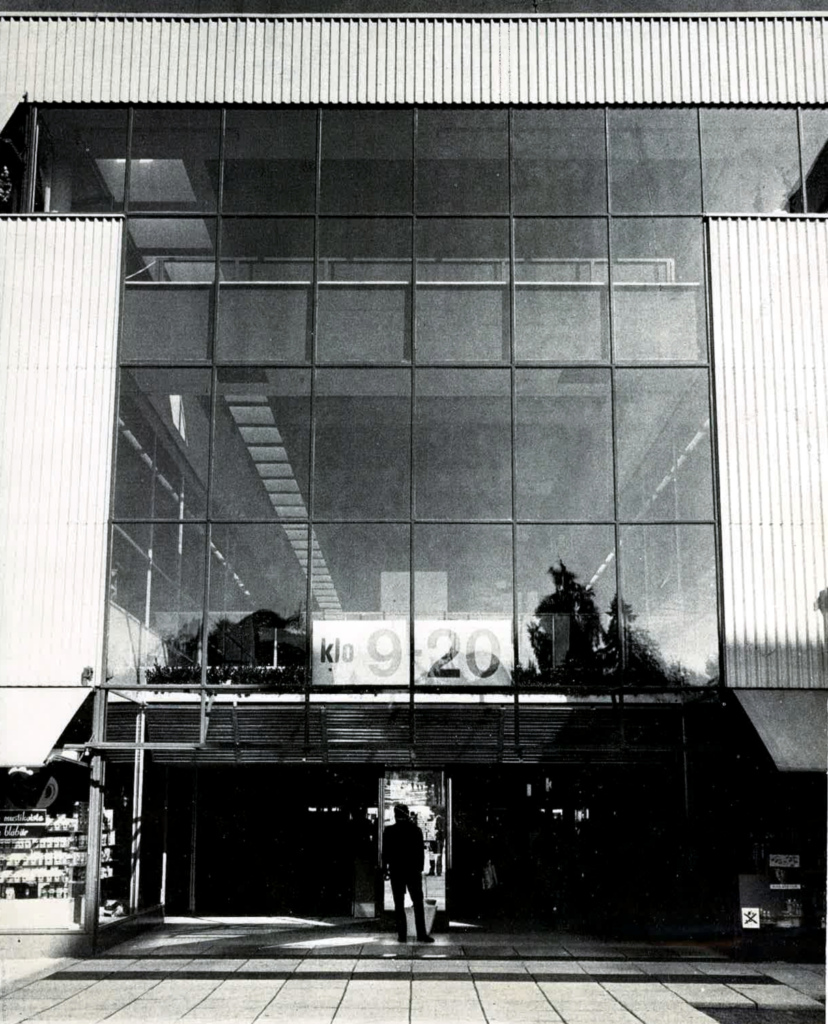 Heikintorin tavaratalon oviseinä.