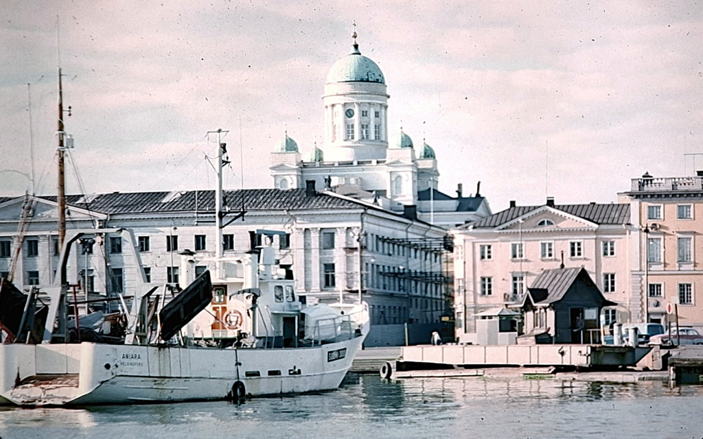 Helsingin Eteläsatamaa mereltä.