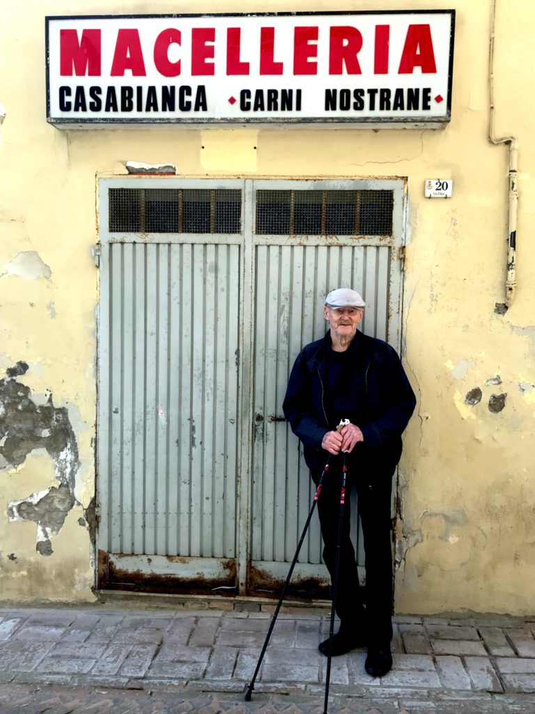 Mies italialaisen lihakaupan edessä.