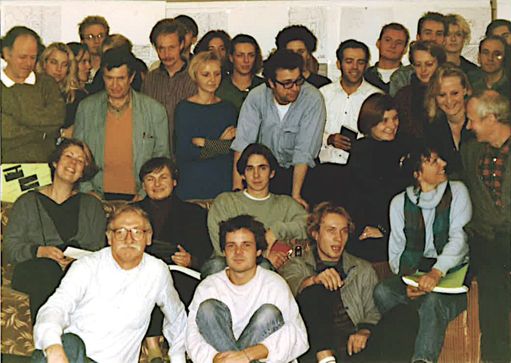 Arkkitehteja ja opiskelijoita ryhmäkuvassa.