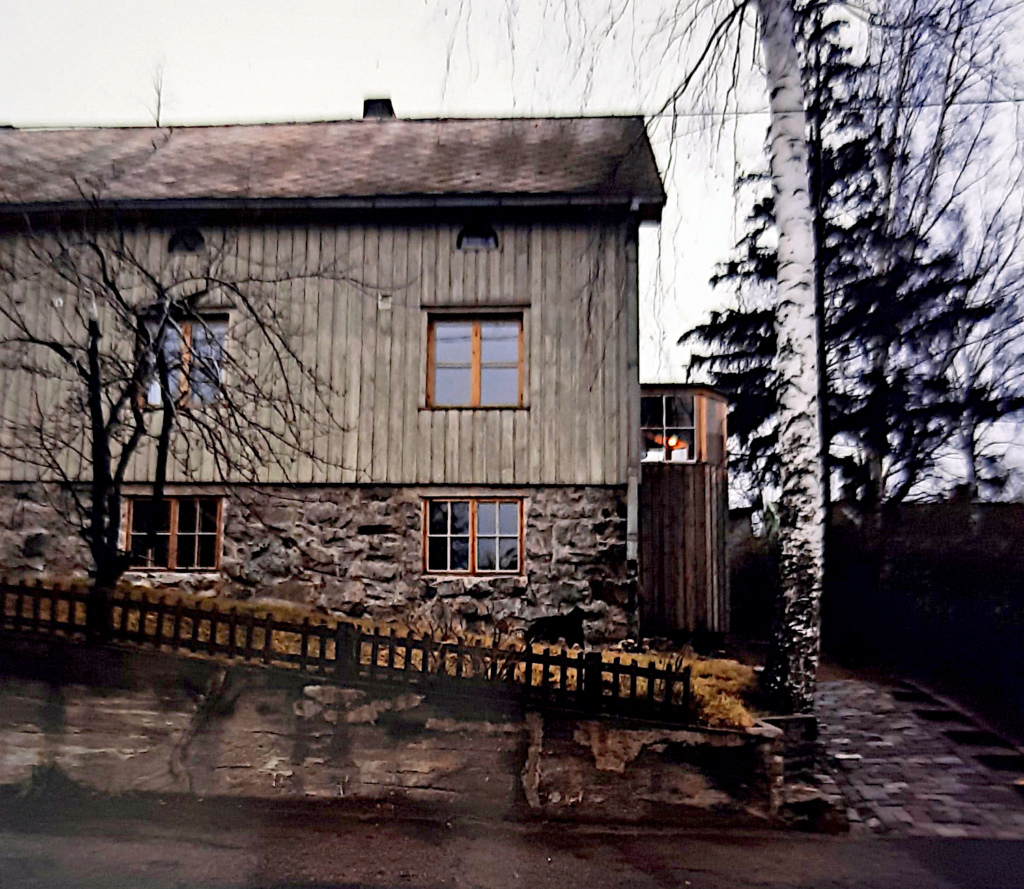 Pientalon toinen pääty, julkisivu kadulle.