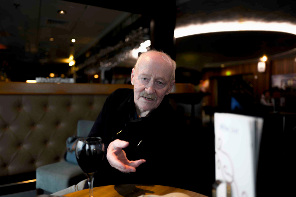 Mies selittää jotain asiaa kuvan ottajalle.