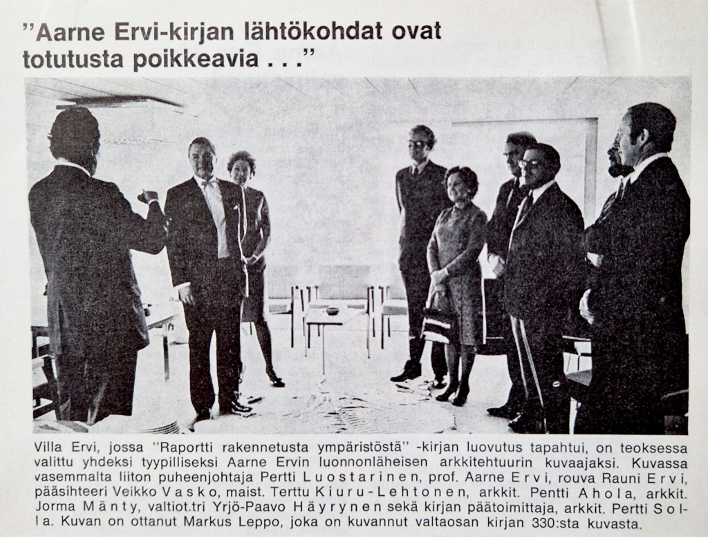 Lehtiartikkeli, Aarne Erville pidetään puhetta.