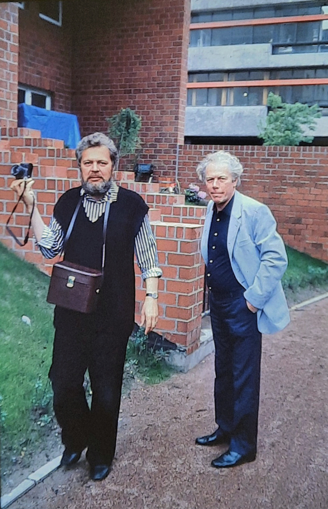 Kaksi arkkitehtia uudistalojen edessä.