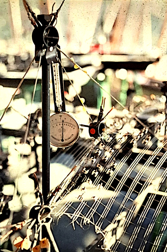 Pienoismallin yksityiskohta, mittalaite.