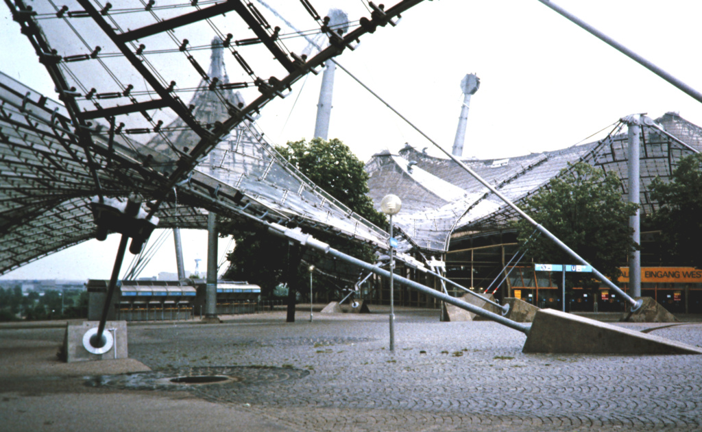 Münchenin olympiastadionin kattorakenteita.