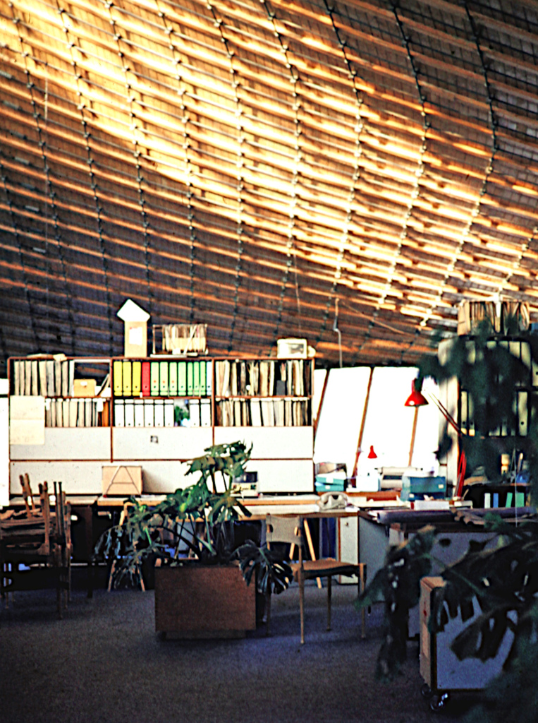 Münchenin olympiastadionia sisätilan toimisto.