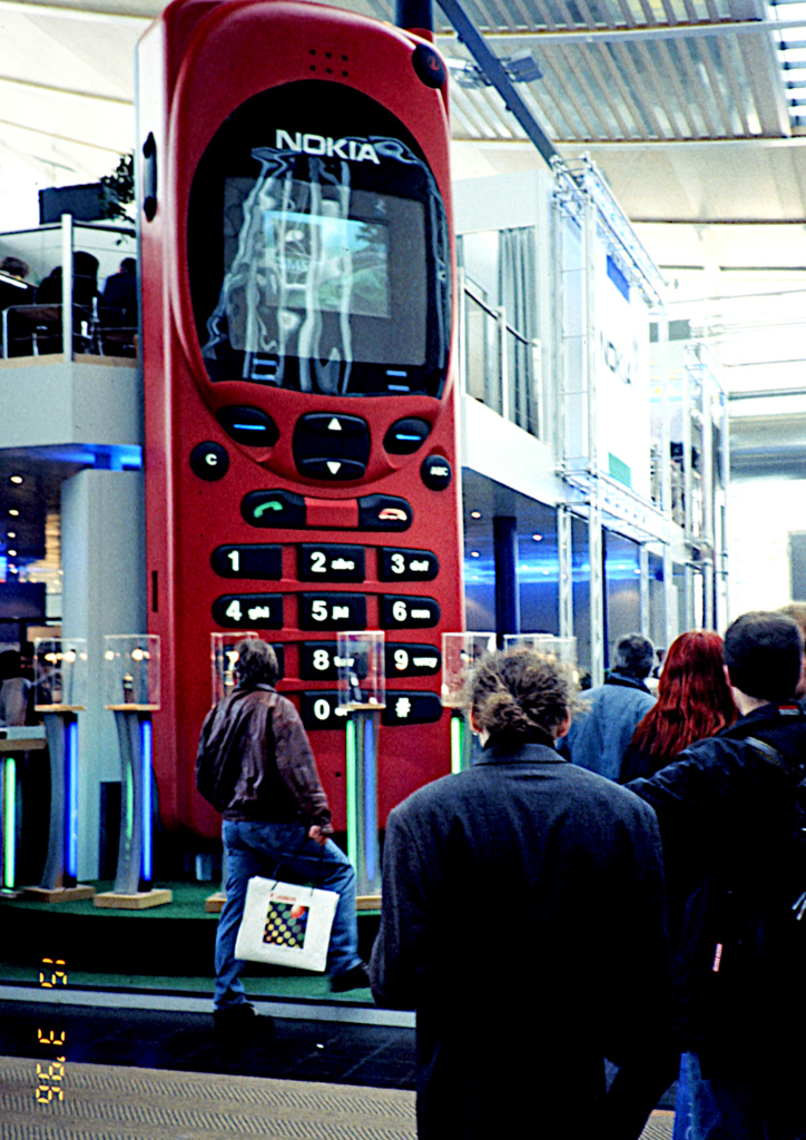 Nokian jättipuhelin tietotekniikkamessuilla.