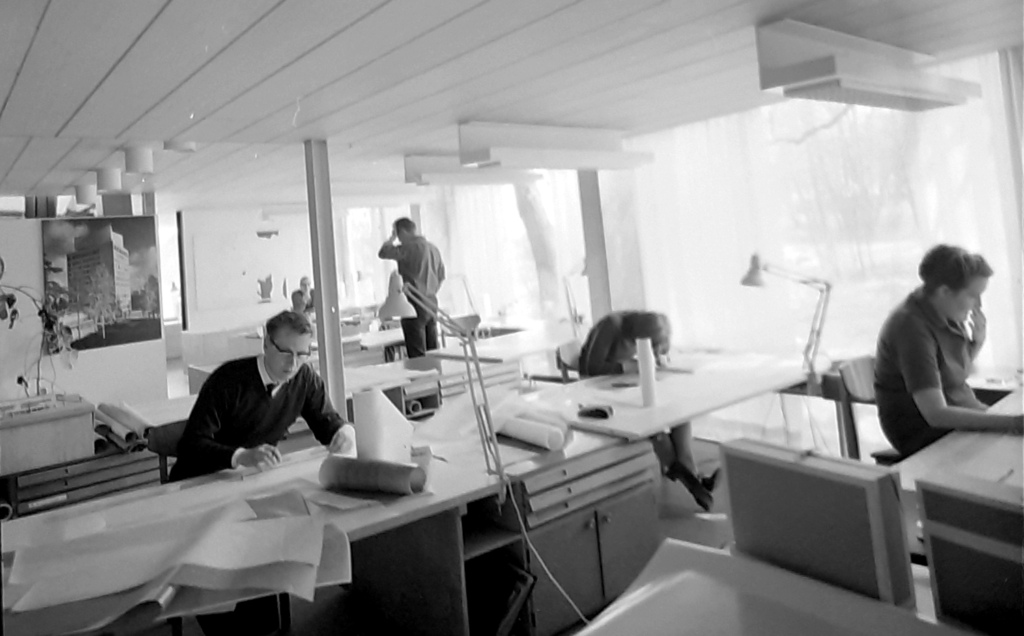 Arkkitehteja töissä toimistossa.