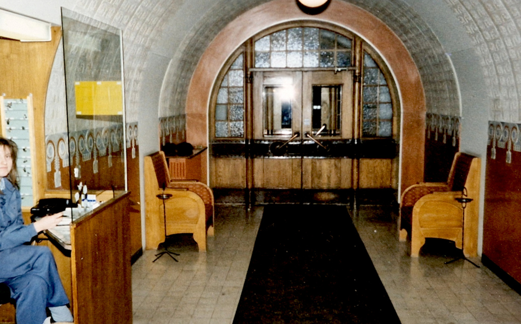 Helsingin puhelinyhdistyksen päärakennus, sisätilojen kaariovi.