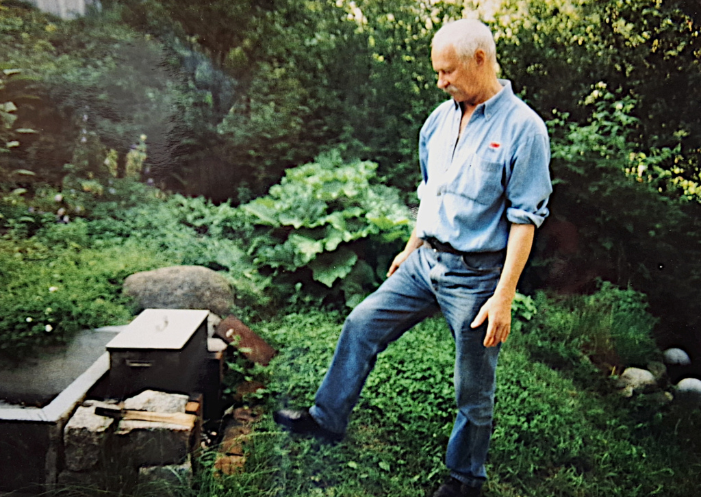 Mies savustaa kalaa.