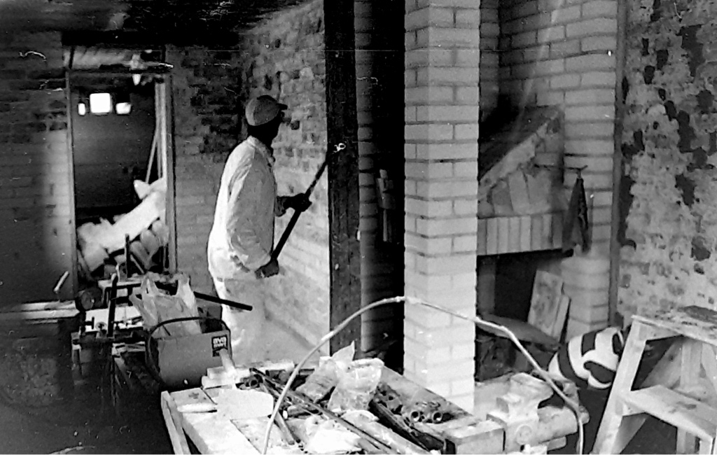 Seinien rappausta kellarissa.