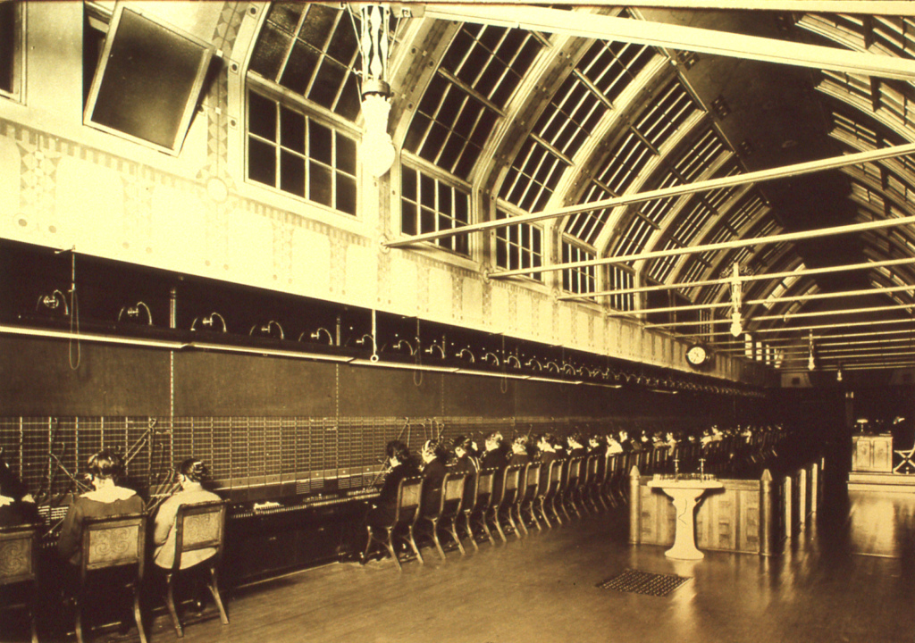 Puhelnvälittäjät työssään Helsingin puhelinyhdistyksen päärakennuksen komeassa salissa. 