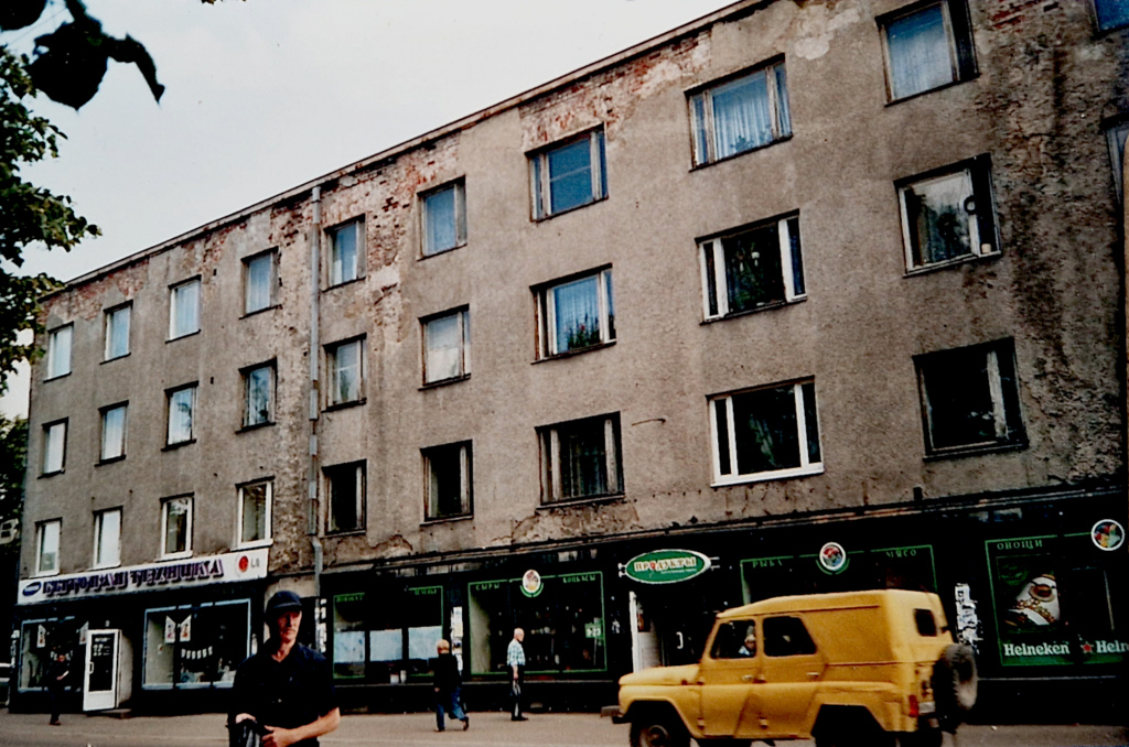 Mies Sortavalassa kerrostalon edessä.