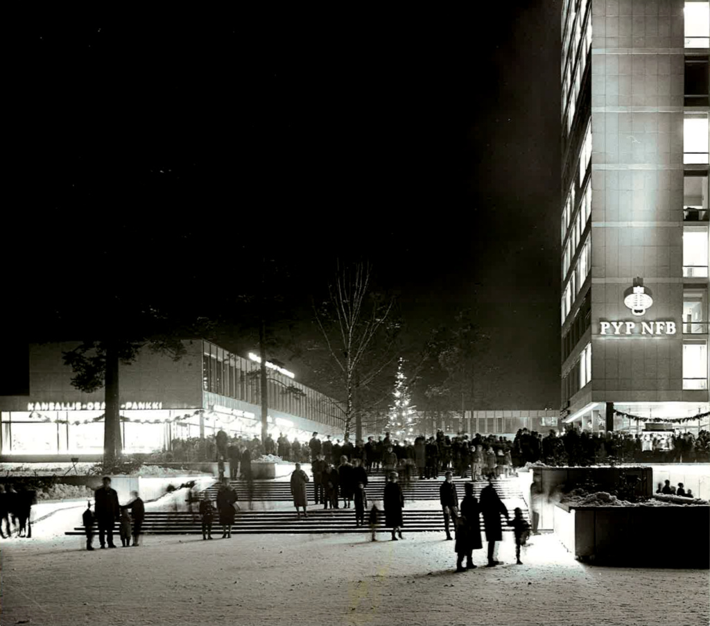 Tapiolan keskustaa talvi-iltana.