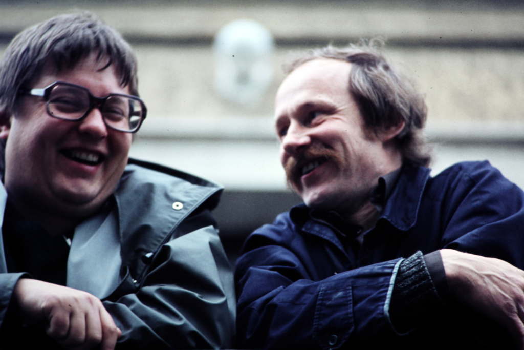 Kaksi miestä iloisin ilmein.